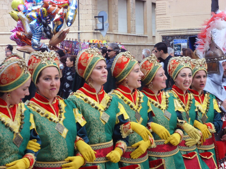 LOS MOROS Y CRISTIANOS CAPTAN LA ATENCIÓN DEL PÚBLICO