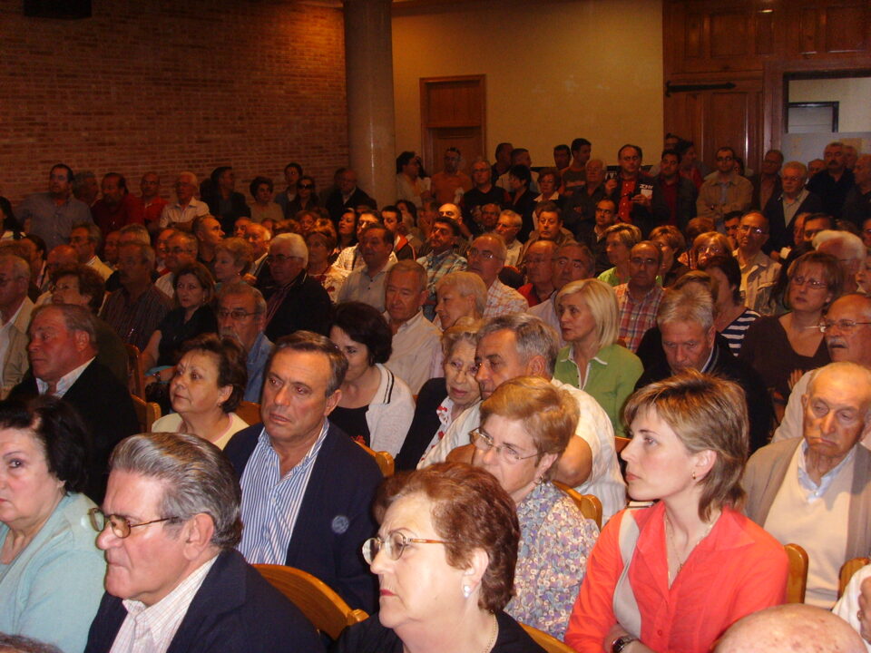 LLENO REPLETO PARA CONOCER EL PROYECTO DEL PP DE LA PLAZA DE TOROS
