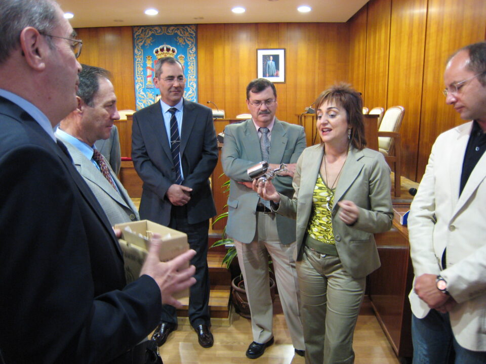 Altos cargos militares visitan la localidad con la Asociación de Artilleros