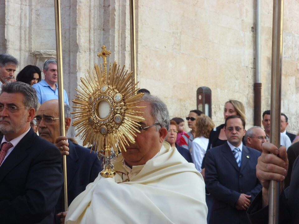 Los niños que tomaron su primera comunión protagonistas en la celebración del Corpus Christi