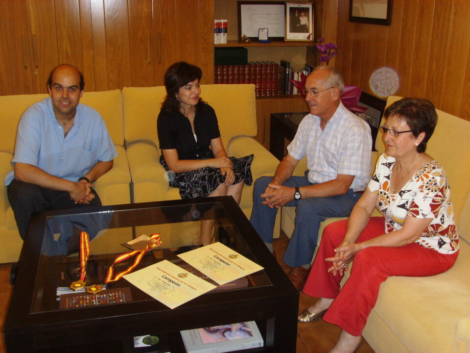 LA ALCALDESA ENTREGA LA INSIGNIA DE PLATA A LOS TIRADORES OLÍMPICOS JOSE Y CATI