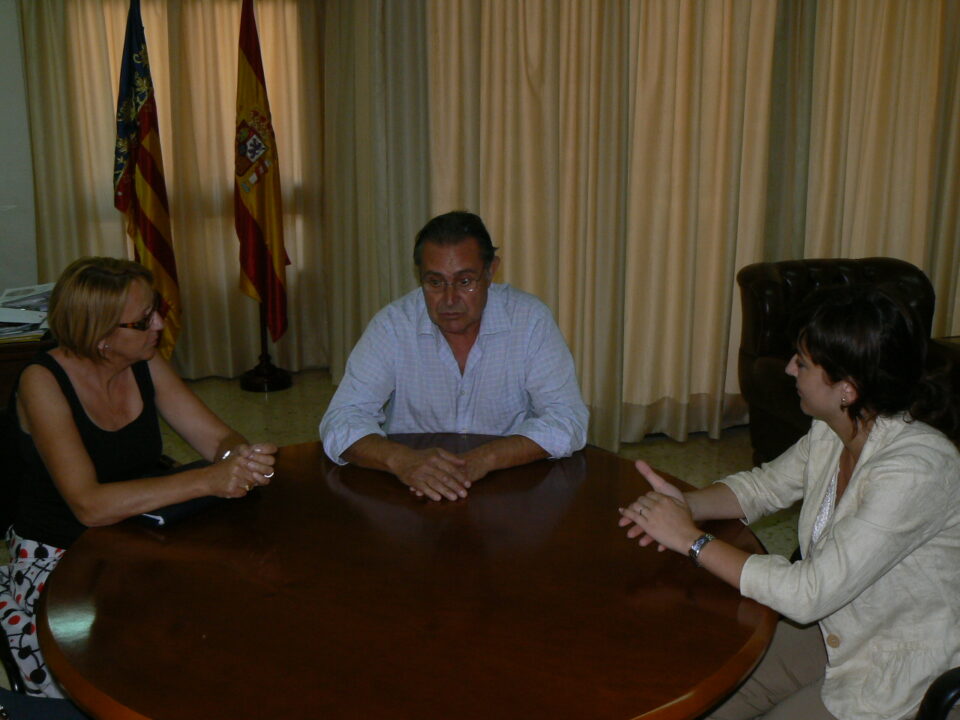 CELIA LLEDÓ DESEA ENTREGAR LOS CERTIFICADOS DE PROPIEDAD A LOS COLONOS DE LAS SIERRAS SALINAS