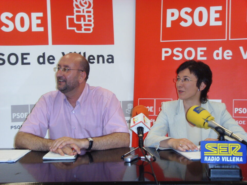 EL PSOE DICE QUE EL DOCUMENTO DE COMPROMISO DE LA PLAZA DE TOROS NO REFLEJA LA FINANCIACIÓN ÍNTEGRA. CRITICA LA CONTRATACIÓN "A DEDO" DE UNA EMPRESA PARA ENGALANAR LOS LATERALES DE LAS CALLES DONDEN CONCURRIRÁN LOS DESFILES