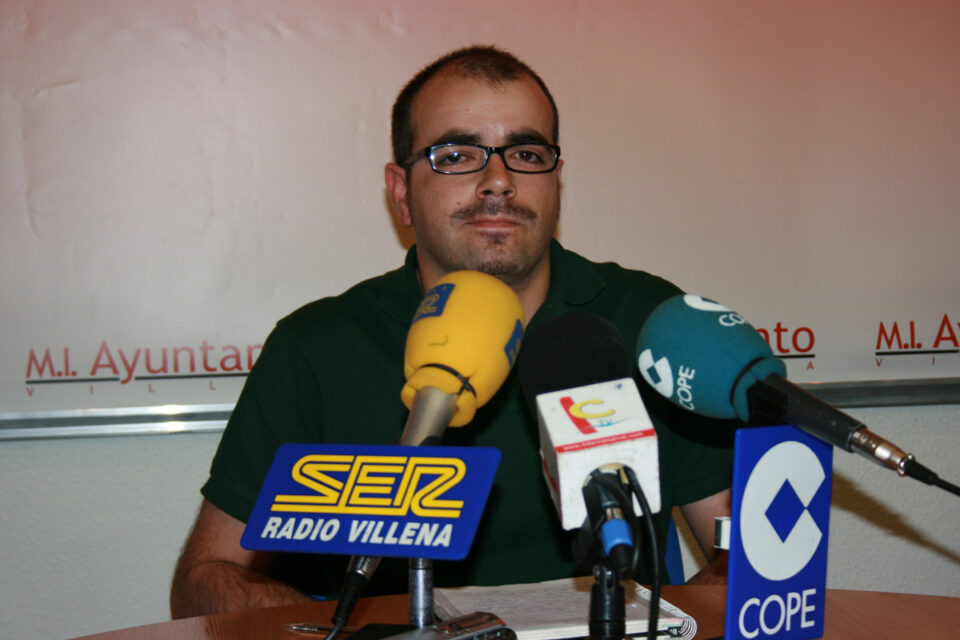 EL PSOE MUESTRA UNAS FOTOS TURBIAS EN LAS QUE SE VE COMO CARGAN UN CAMIÓN DE ECOACTRINS