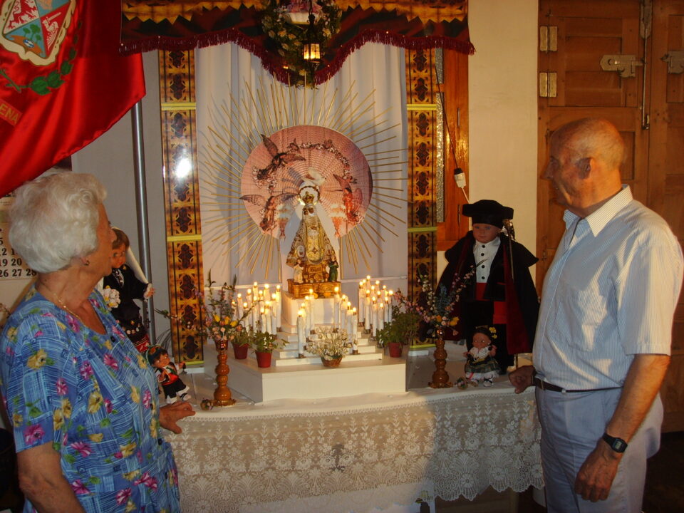 LA FAMILIA MAESTRE REALIZA RÉPLICA DEL ALTAR DE LA PATRONA. LA TALLA DE LA VIRGEN TIENE 100 AÑOS DE ANTIGUEDAD