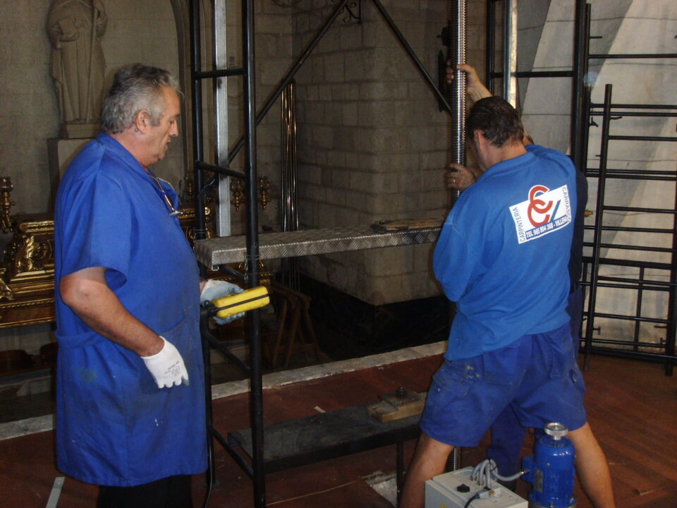 RICARO SÁEZ ELABORA EL MOTOR DE ELEVACIÓN DEL ALTAR MAYOR Y ASEGURA QUE ES DE POR VIDA