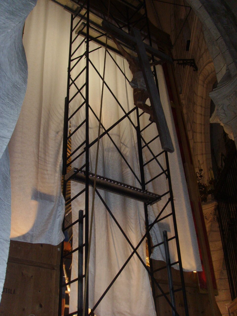 COMIENZA EL MONTAJE DEL ALTAR MAYOR EN LA IGLESIA DE SANTIAGO