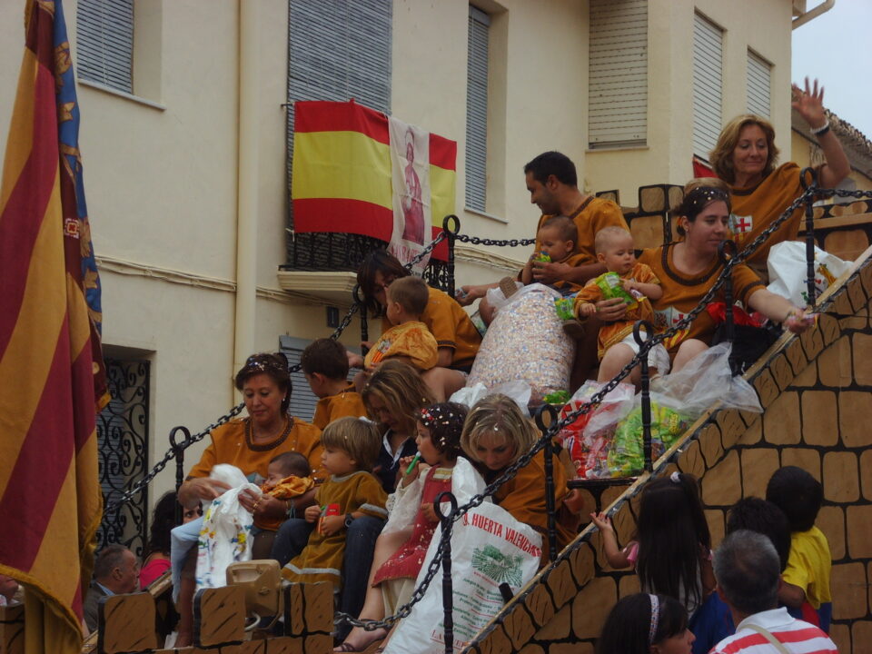 LOS MOROS Y CRISTIANOS CAPTAN LA ATENCIÓN DE MILES ASISTENTES EN LA ENTRADA