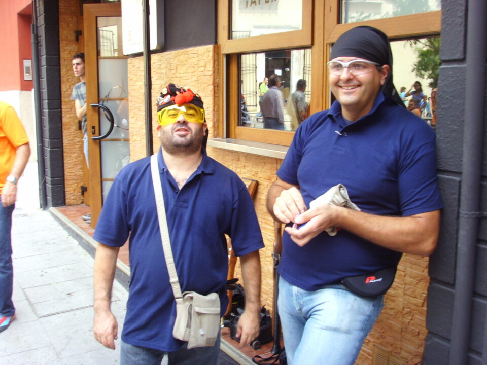 LOS ARCABUCEROS LLENAN LAS CALLES DE PÓLVORA PARA ANUNCIAR LA LLEGADA DE LAS FIESTAS