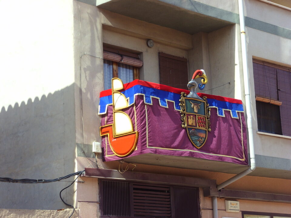 BALCONES ENGALANADOS PARA FIESTAS