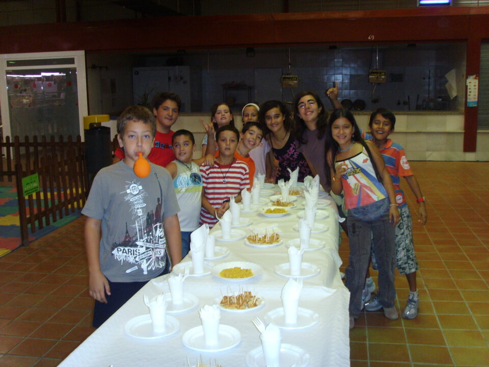 LOS JÓVENES PARTICIPAN EN UN CURSO DE COCINA