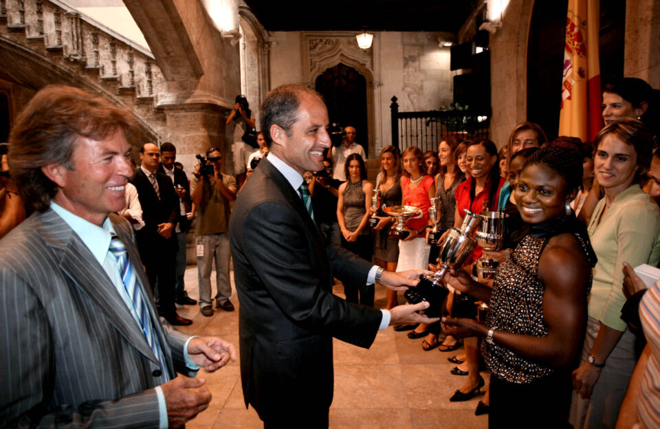 EL PRESIDENTE DE LA GENERALITAT RECIBE EN AUDIENCIA AL CLUB DE ATLETISMO TERRA Y MAR DONDE GEMA BARRACHINA ES UNA DE SUS COMPONENTES
