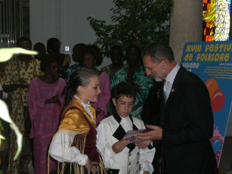 EL EQUIPO DE GOBIERNO RECIBE A LOS GRUPOS PARTICIPANTES DEL XVIII FESTIVAL DE FOLKLORE