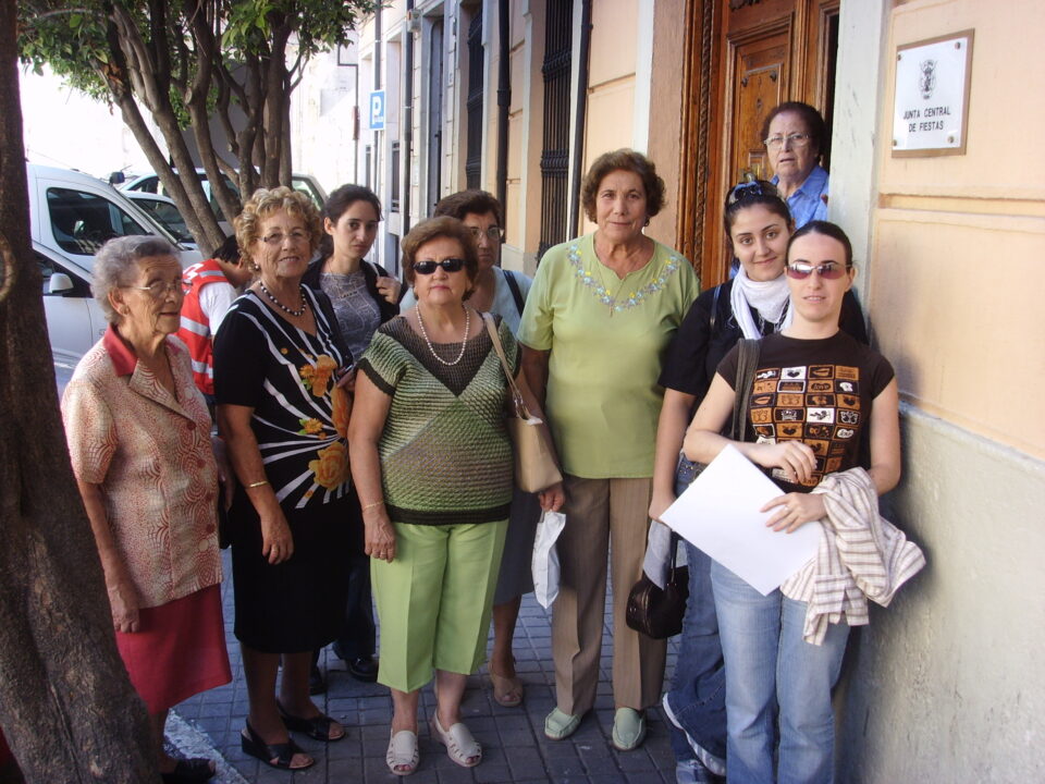 GRUPO DE VECINOS DE ASPE EN LA CIUDAD