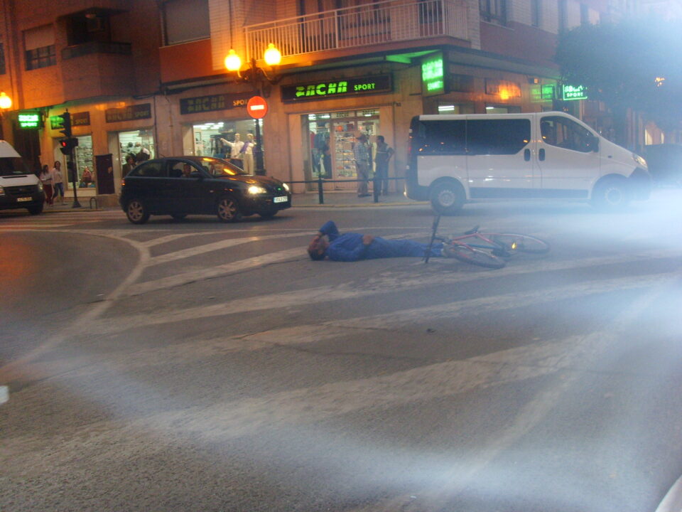 UN HOMBRE CAPTA LA ATENCIÓN DE LOS CIUDADANOS AL TUMBARSE PARA DESCANSAR EN MEDIO DE LA CARRETERA