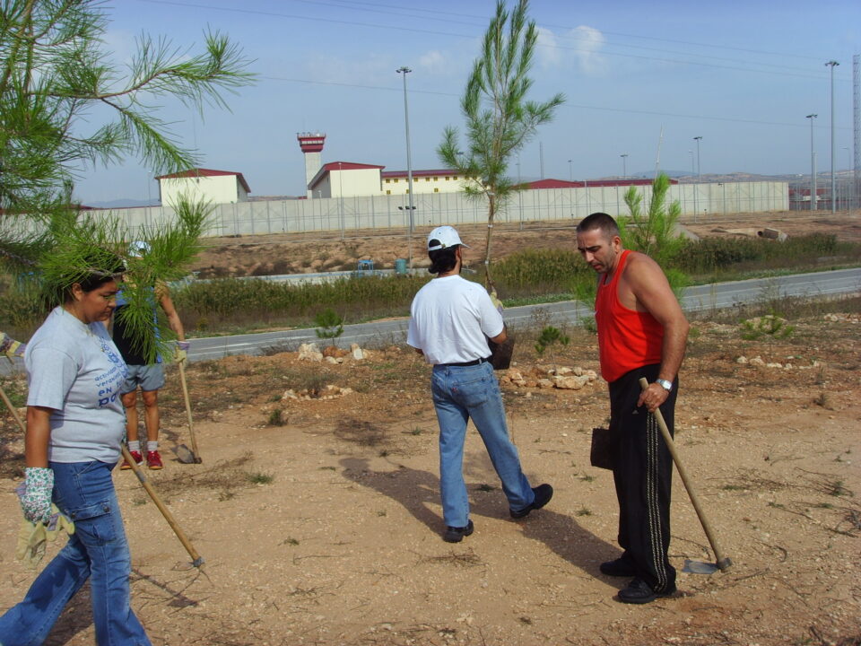 INTERNOS DE ALICANTE II: "LA LIBERTAD NO TIENE PRECIO Y POR ELLO COLABORAMOS CON TEMAS SOCIALES"
