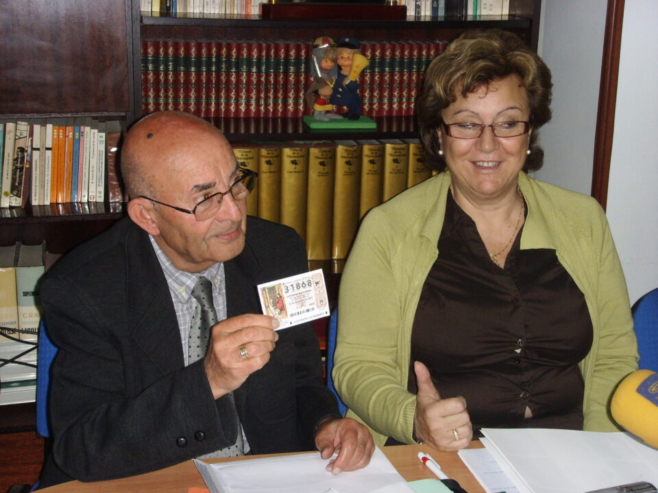 DOS INDIVIDUOS ROBAN UN CENTENAR DE DÉCIMOS DE NAVIDAD Y OCASIONAN DESTROZOS EN LA SEDE DE APADIS