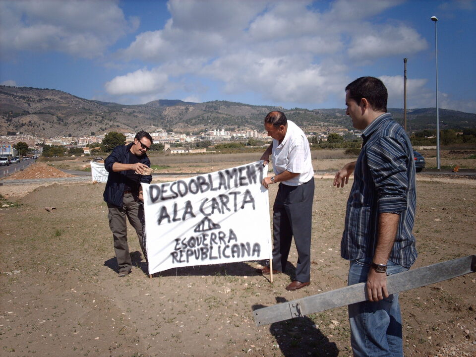 Esquerra d.Onil ha realitzat aquest dissabte una reunió al mig d.una de les rotondes de la Marjal d.Onil.