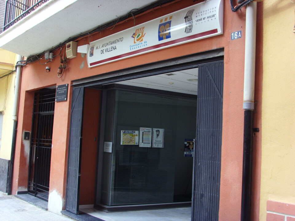 ROBAN POR VALOR DE 2.000  BONOS ESCOLARES EN LA CONCEJALÍA DE EDUCACIÓN. EL AUTOR FUE DETENIDO AL SOSPECHAR LOS LIBREROS