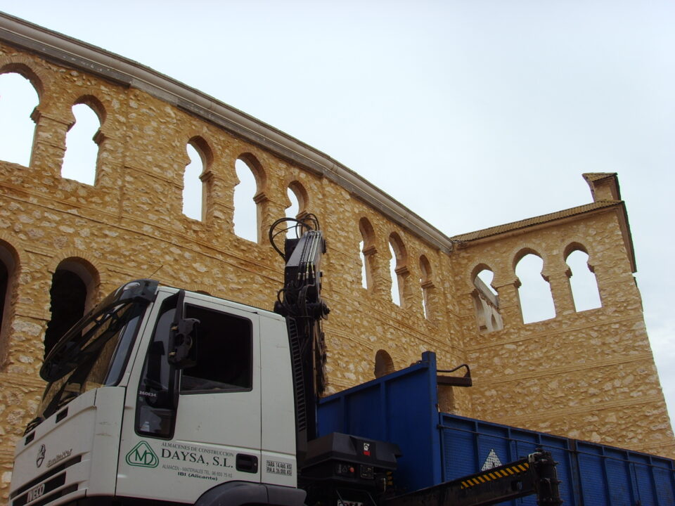 LO PROMETIDO ES DEUDA. HOY HAN COMENZADO LOS TRABAJOS DE ESTABILIZACIÓN DE LA PLAZA DE TOROS