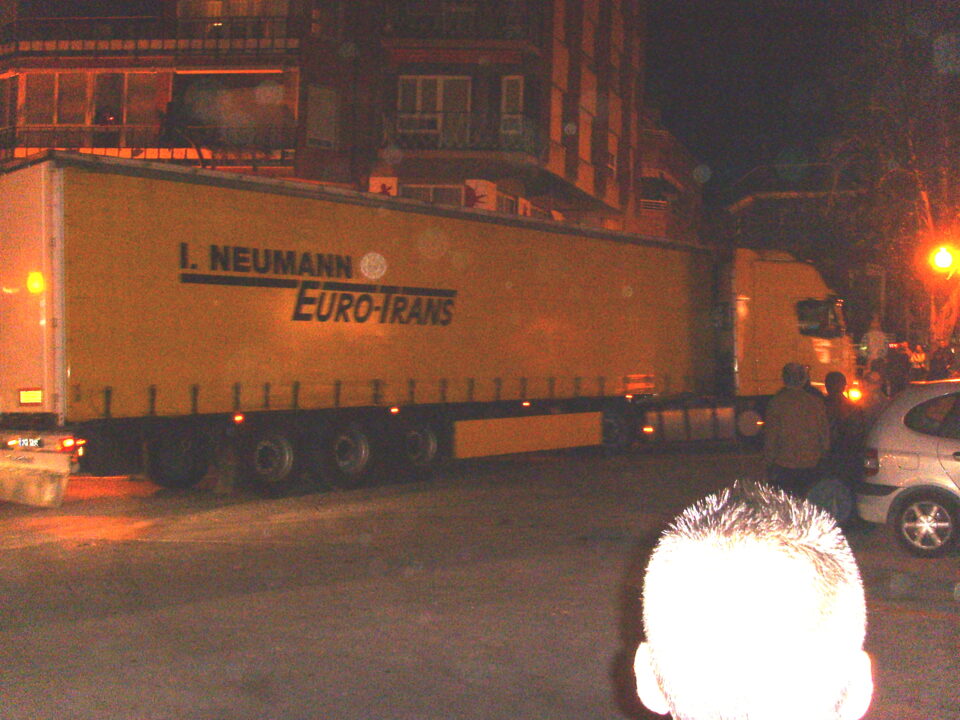 EL CONDUCTOR DE UN TRAILER OCASIONA UN CAOS CIRCULATORIO AL TOMAR EL DESVÍO DE LA LOSILLA. NO HAY SEÑALIZACIÓN A LA ENTRADA DEL VIAL QUE LO PROHÍBA