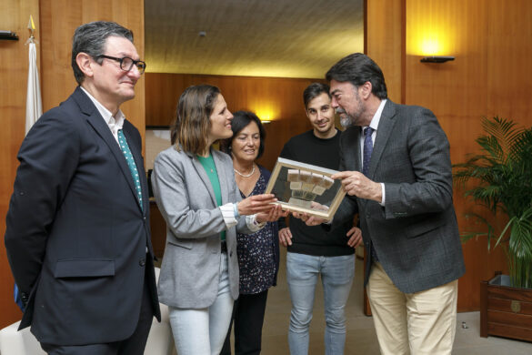 El alcalde de Alicante, Luis Barcala recibe a María del Mar Jover Foto; Ayuntamiento de Alicante/Ernesto Caparrós