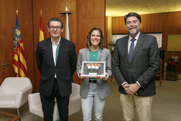 El alcalde de Alicante, Luis Barcala recibe a María del Mar Jover Foto; Ayuntamiento de Alicante/Ernesto Caparrós